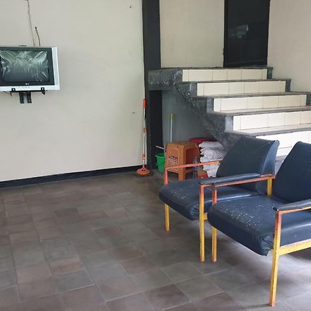 Oyo Life 2090 Ratna Backpacker Syariah Hotell Probolinggo Eksteriør bilde