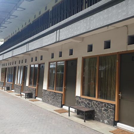 Oyo Life 2090 Ratna Backpacker Syariah Hotell Probolinggo Eksteriør bilde